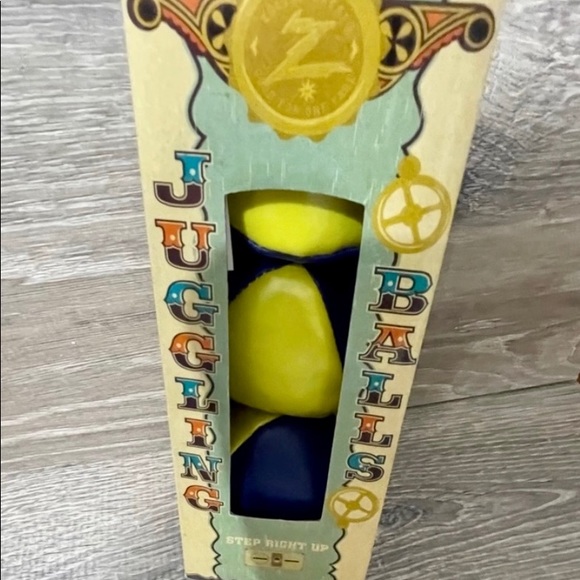 Zoltar’s Arcade Juggling Balls - Picture 5 of 7